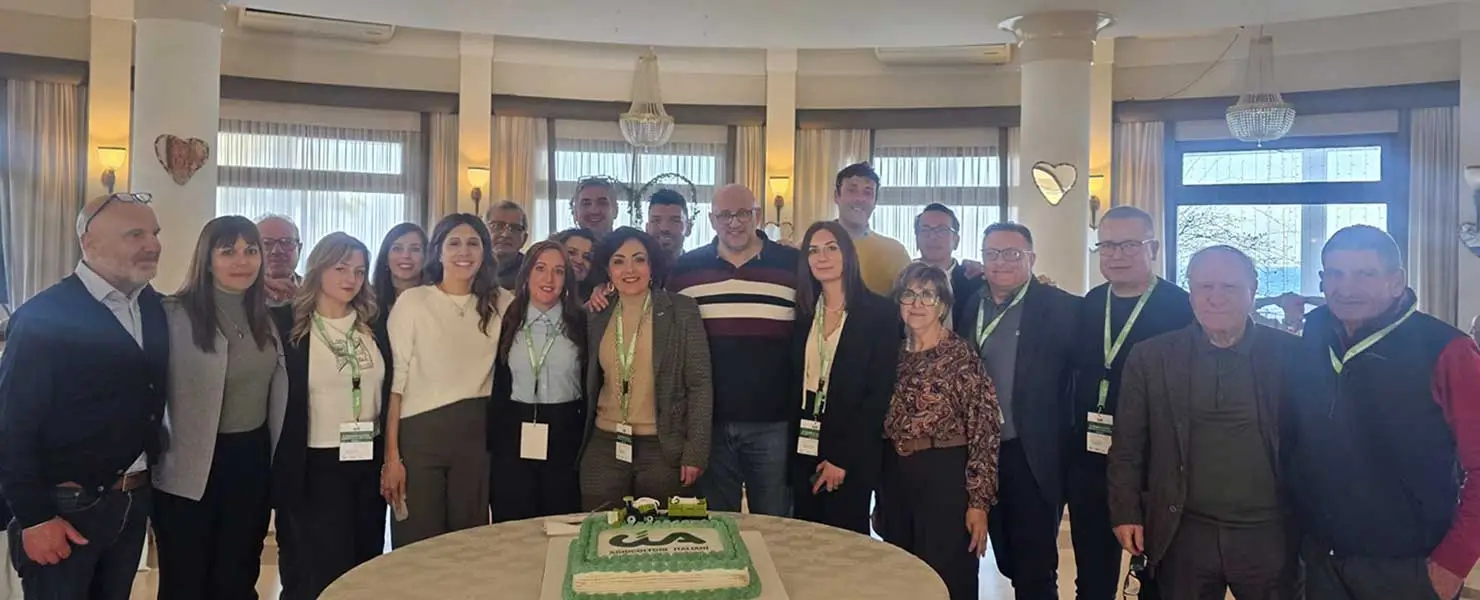 La-presidente-e-una-parte-della-squadra-di-dipendenti-e-associati-al-suo-fianco